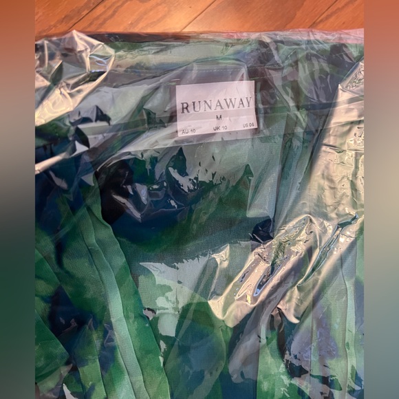 SOLD ☑️Runway the Label MIDI DRESS - GREEN - Picture 5 of 8